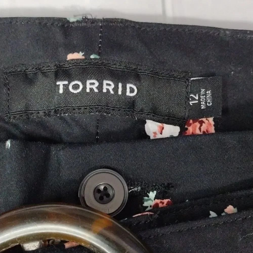 Torrid Black Pink Floral Mid Rise Stretch Sateen Belted Shorts SZ 12 - Picture 11 of 12